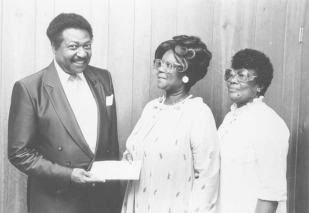 Cleveland Johnson with members of the Orange Blossom Beautician Association